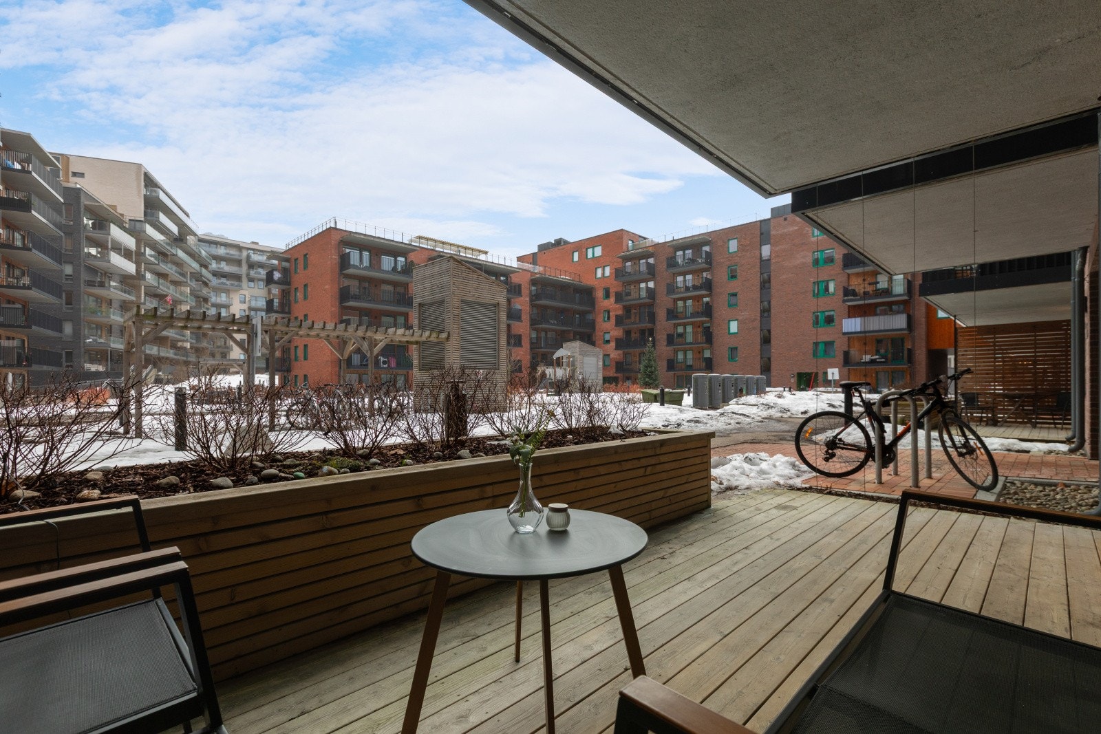 Fra stuen er det utgang til en stor og innbydende terrasse på ca. 11 m². Galleribilde