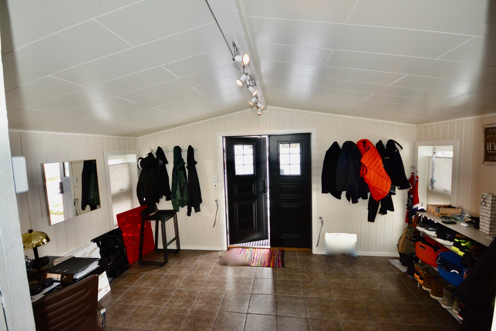 Praktis stor ,,hall,, med varmekabler og kontorplass. Galleribilde