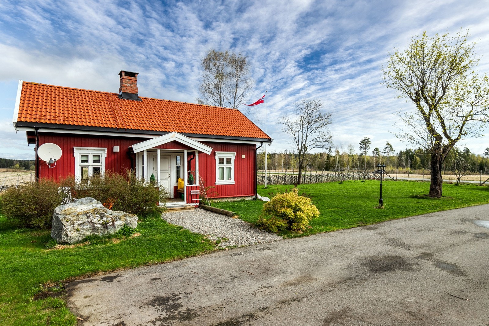 Bolighuset er et sjarmerende og velholdt trehus som gir en lun og hjemmekoselig atmosfære. Galleribilde