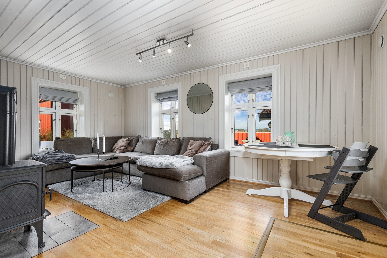 Stuen er åpen og lys, med store vindusflater som gir en luftig romfølelse. Galleribilde