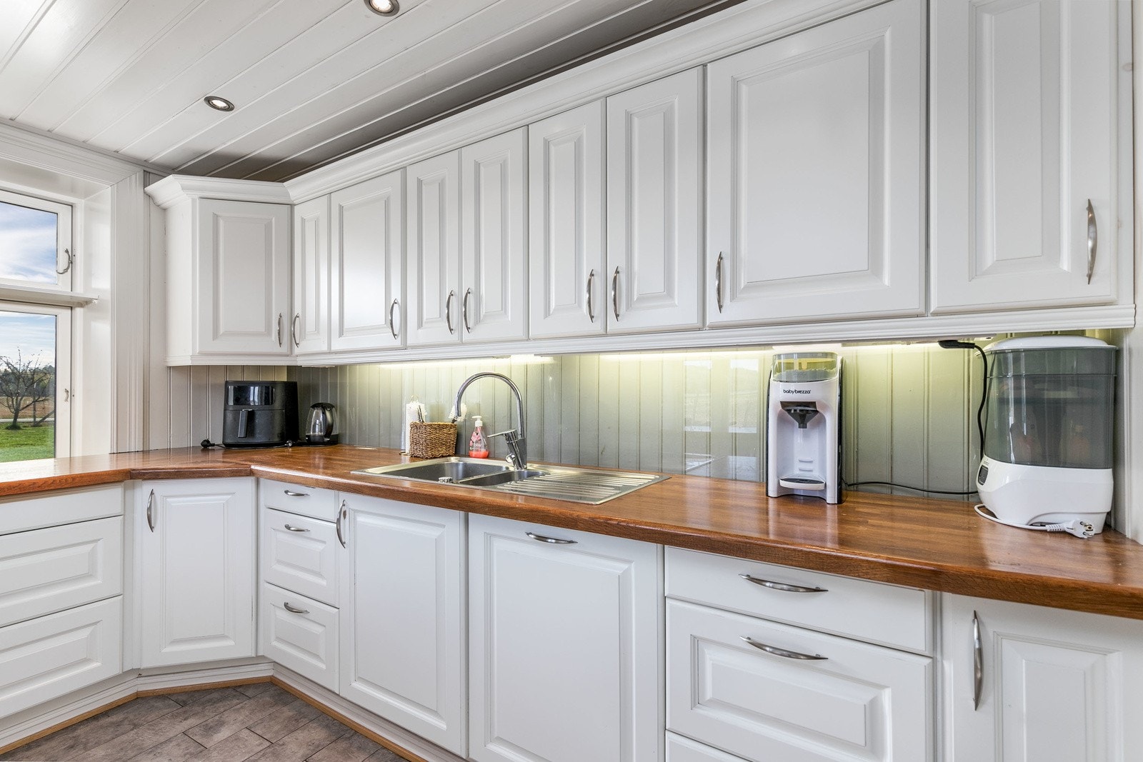 Flott kjøkken med mye skap- og benkeplass. Galleribilde