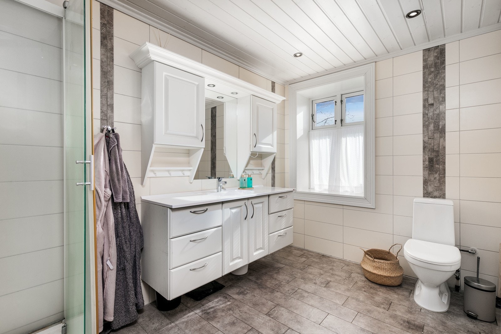 Badet er ifølge tidligere tilstandsrapport pusset opp i 2008. Galleribilde