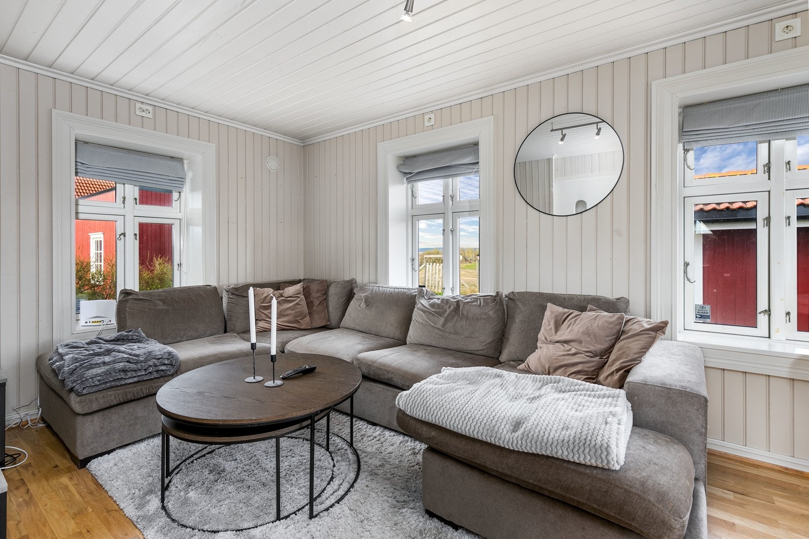 God plass til sofaløsning og spsiebord med tilhørende møblement. Galleribilde