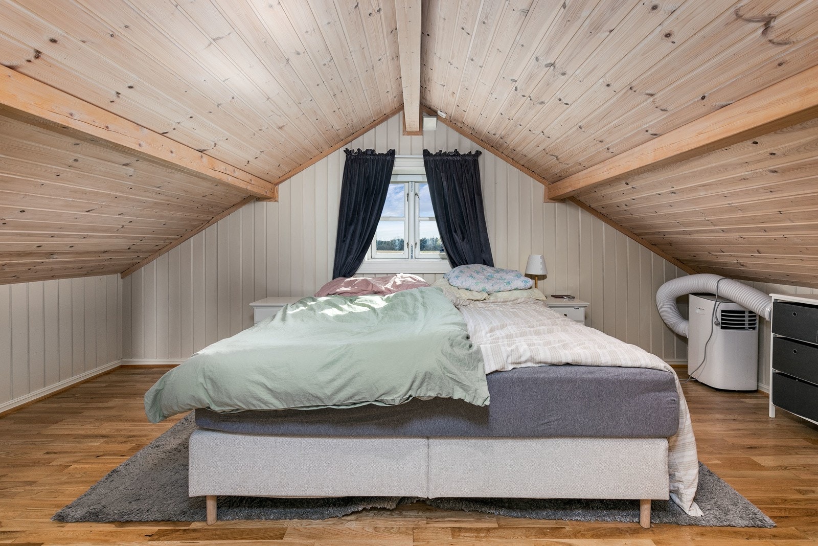 Rommene har parkett på gulv og malt panel på vegger. Galleribilde