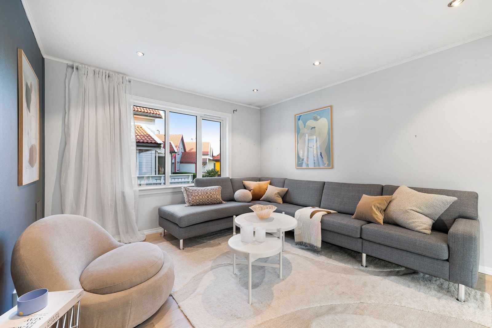 Delikat stue med peis for ekstra hygge. Spotter i tak og gulvflater belagt med laminat. Galleribilde