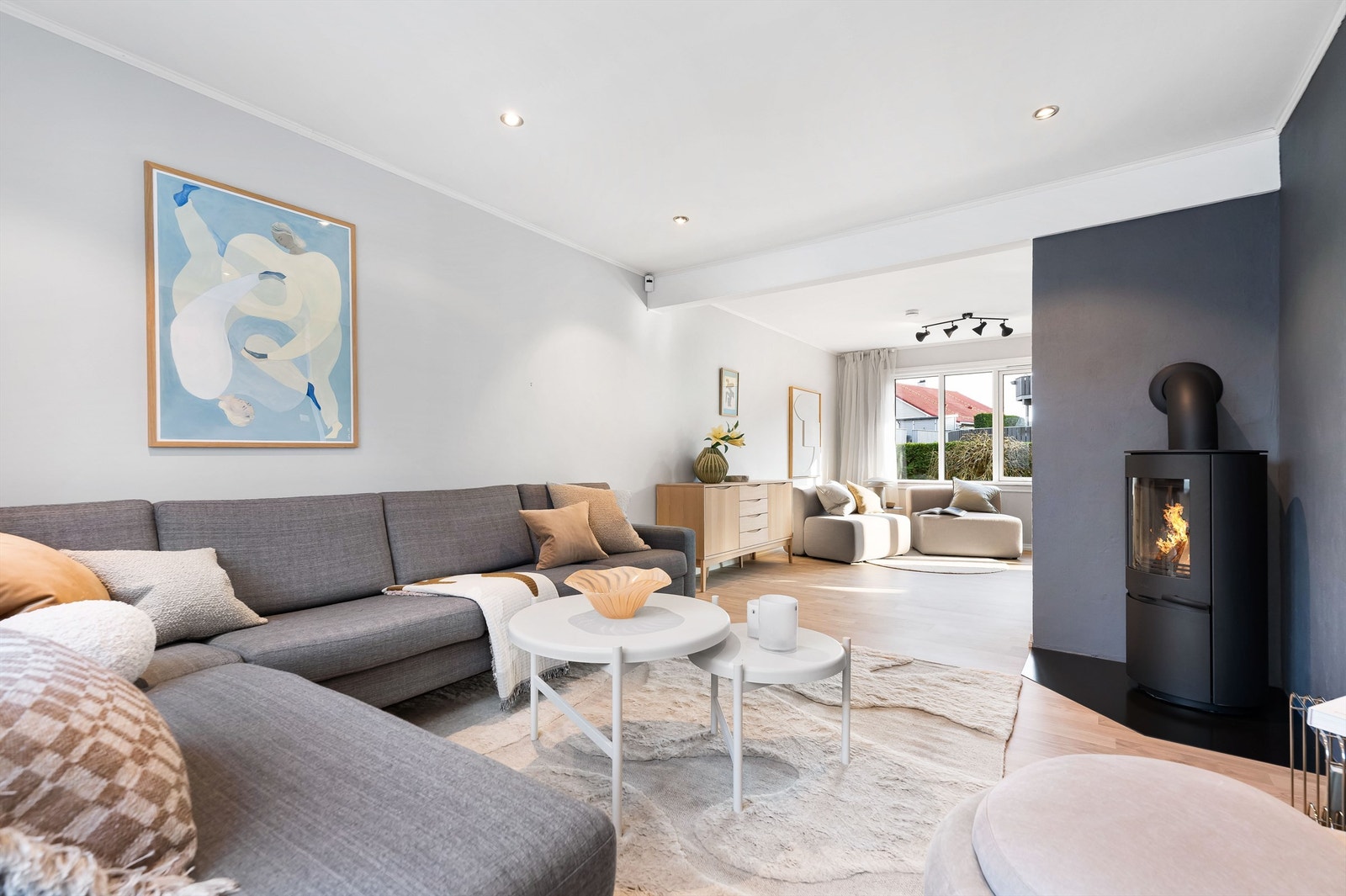 Velkommen inn. Delikat stue med peis for ekstra hygge. Spotter i tak og gulvflater belagt med laminat. Galleribilde