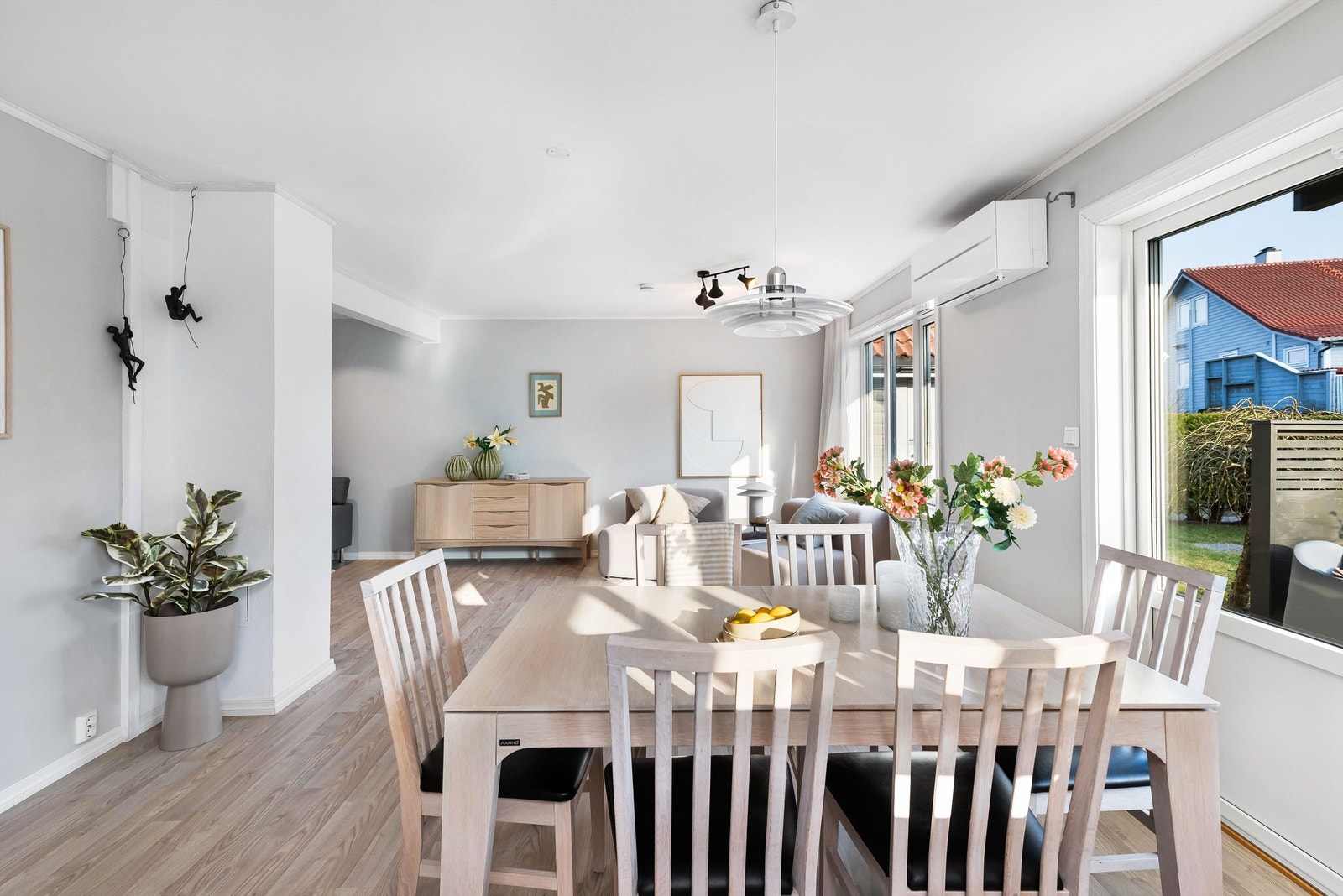 Mellom stue og kjøkken er naturlig plass for spisebord. Galleribilde