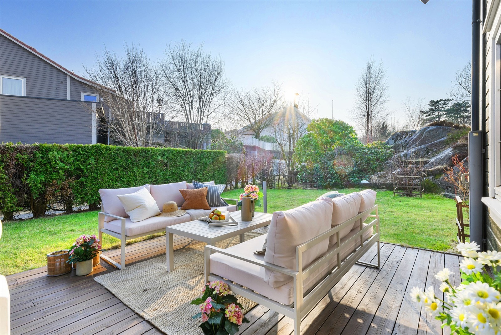 Solrik hage. Her kan sommeren nytes til det fulle. Galleribilde