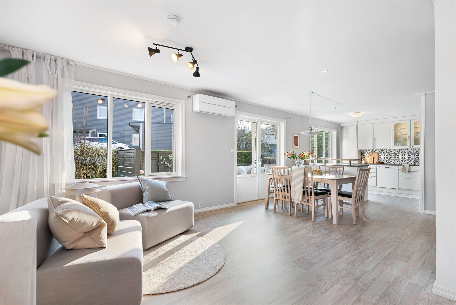 Åpen stue- og kjøkken løsning. Gulvvarme i stue og kjøkken, samt varmepumpe for behagelig inneklima. Galleribilde