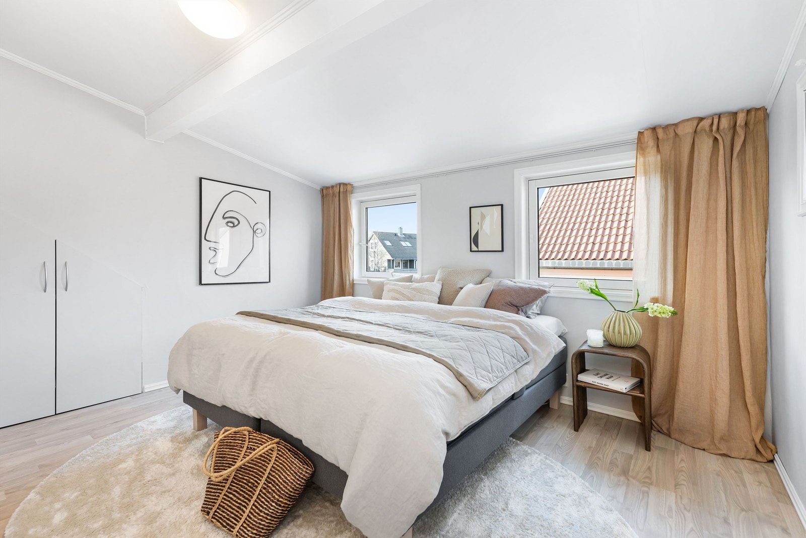 Hovedsoverommet er stort med god plass til kingsize seng. Galleribilde