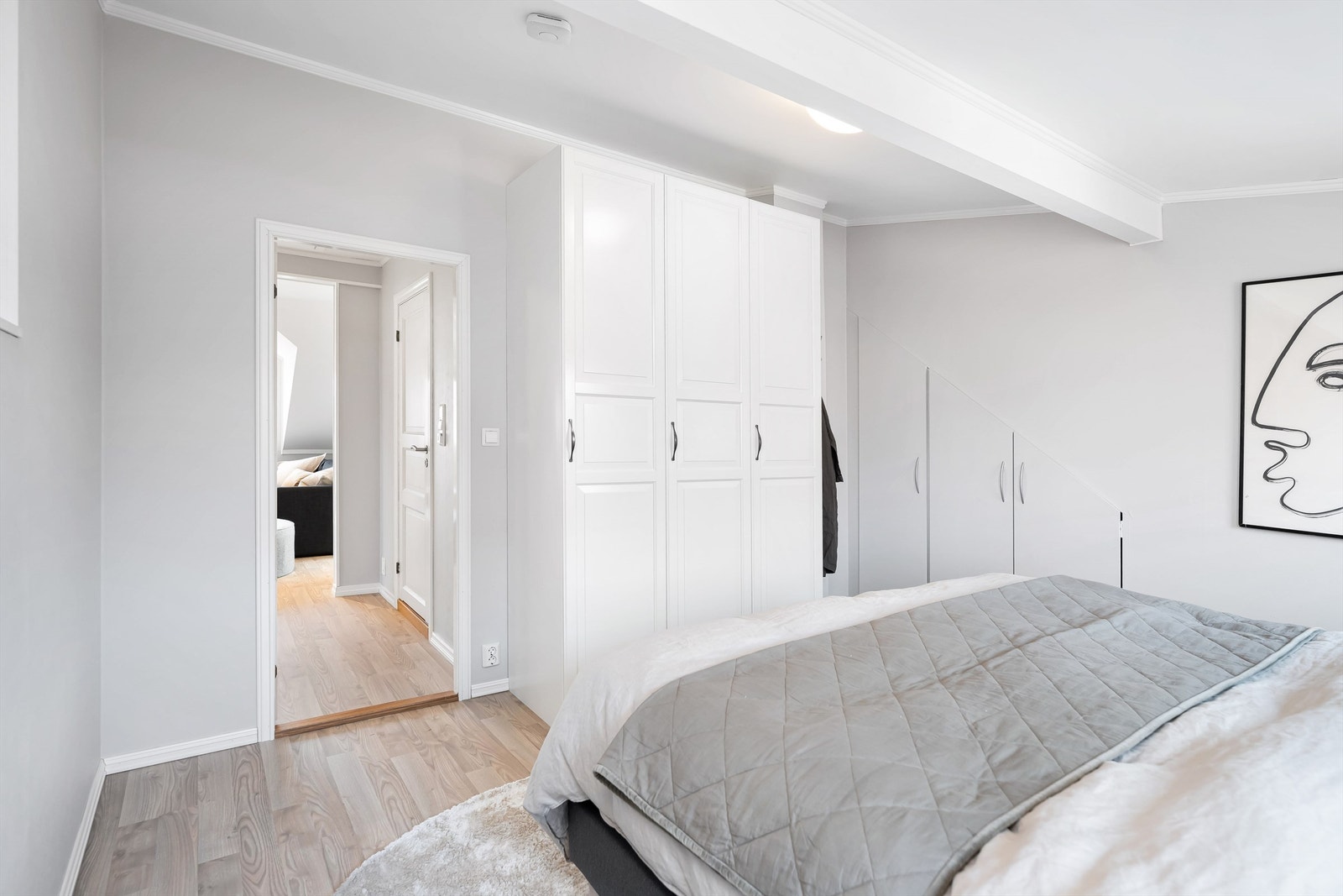 Garderobeskap for oppbevaring. Galleribilde