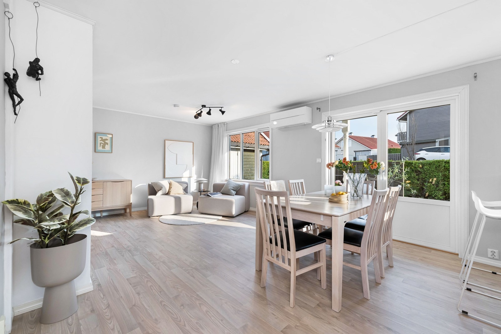 Her er det plass til storfamilien rundt middagsbordet. Utgang til hagen og terrassedekke. Galleribilde