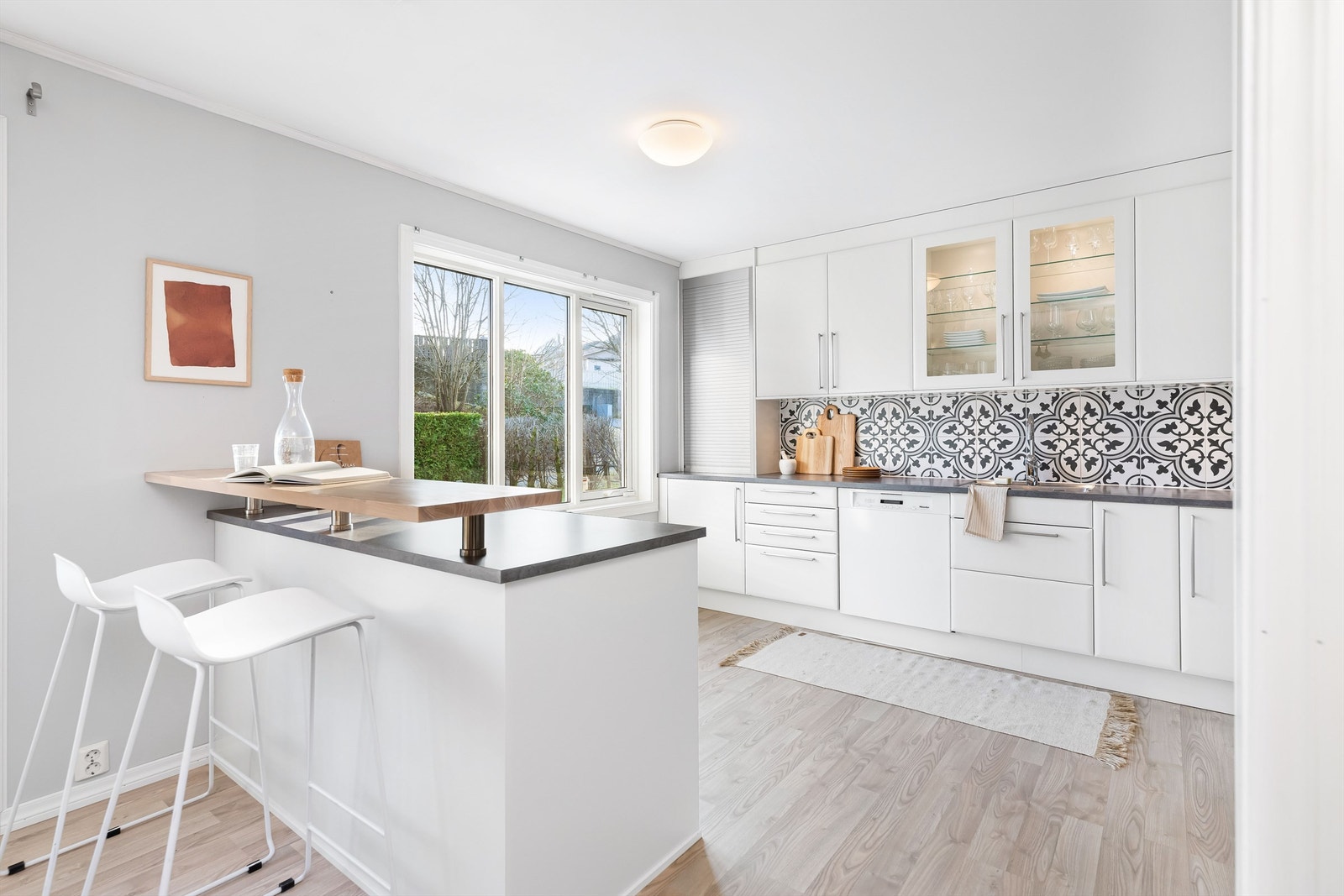 Praktisk kjøkkenøy med bardisk. Galleribilde