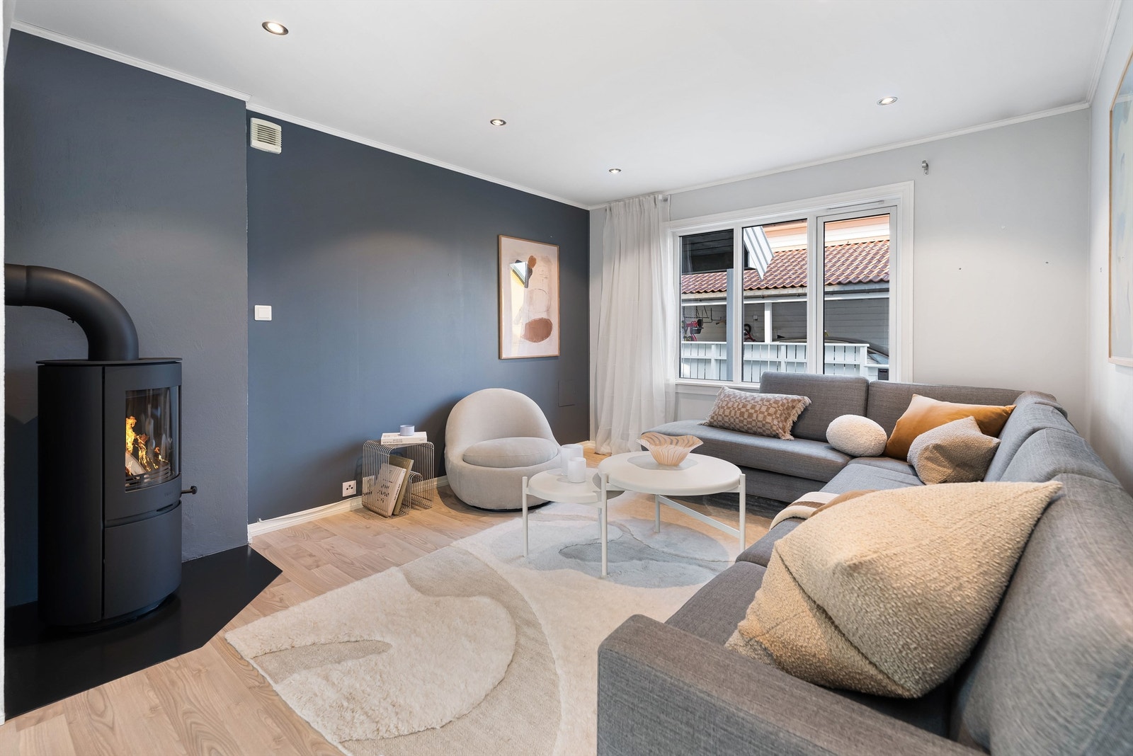 Delikat stue med peis for ekstra hygge. Spotter i tak og gulvflater belagt med laminat. Galleribilde