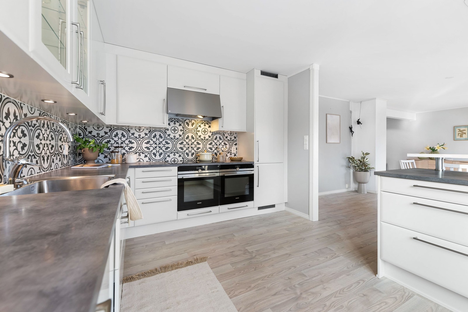 Integrert stekeovn (2 stk), platetopp, oppvaskmaskin og kjøleskap. Galleribilde