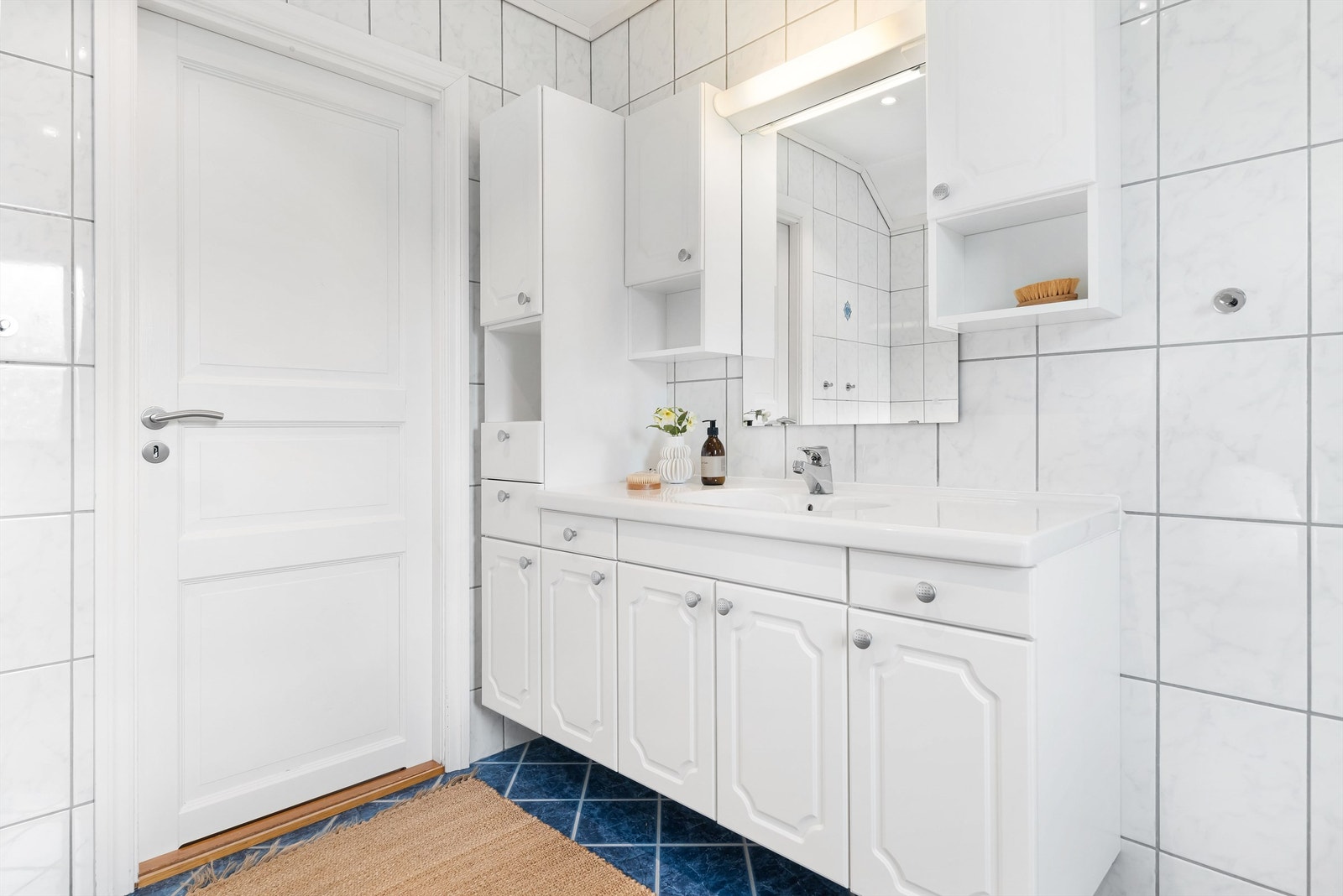 Begge baderommene i boligen i samme utførelse. Galleribilde