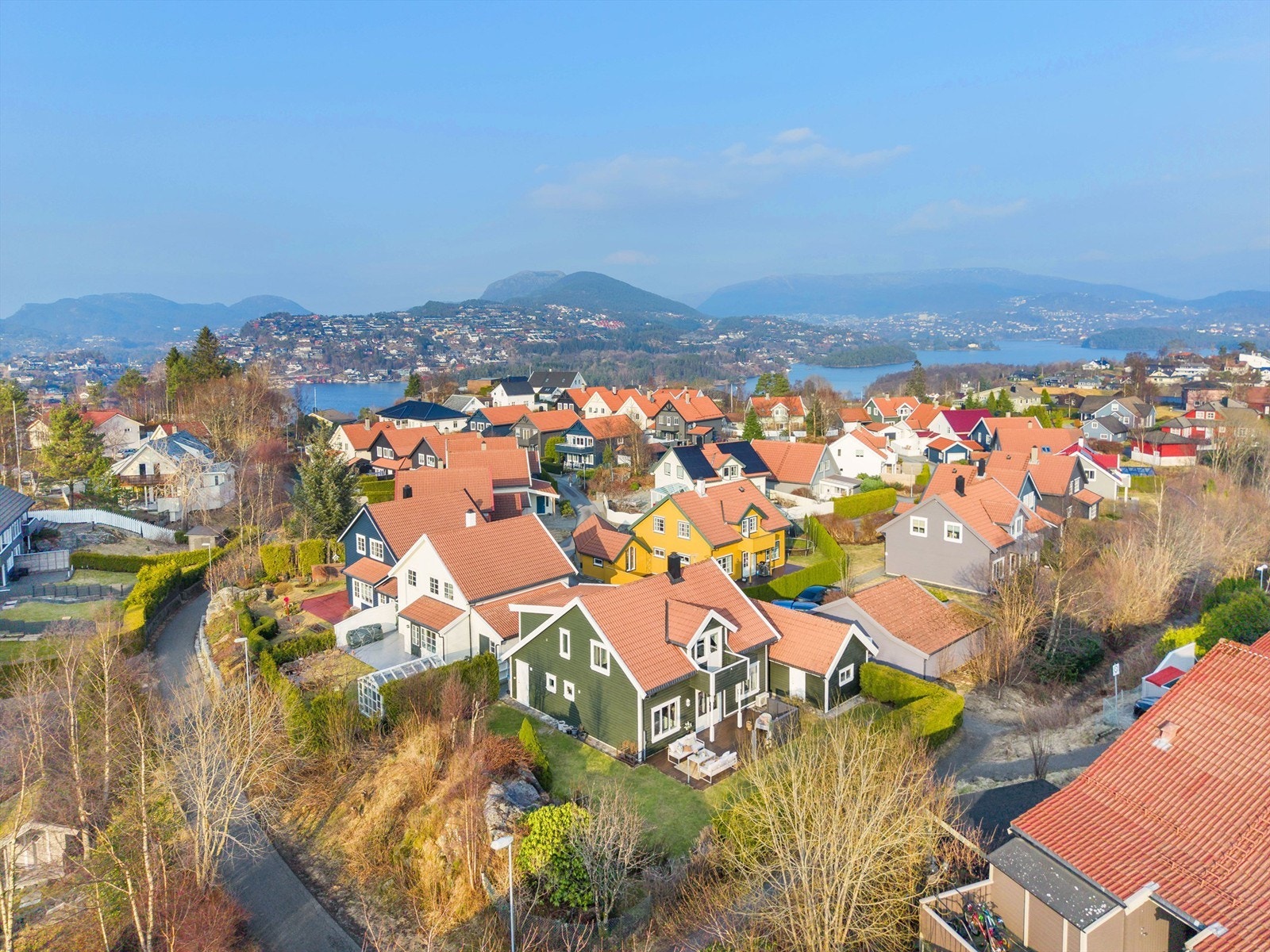 Eiendommen ligger i et rolig og barnevennlig boligområde, med gangavstand til både arbeidsplasser på Sandsli og Fanatorget, som tilbyr kjøpesenter og servicesenter. Området har også flere skoler og barnehager i nærheten. Galleribilde