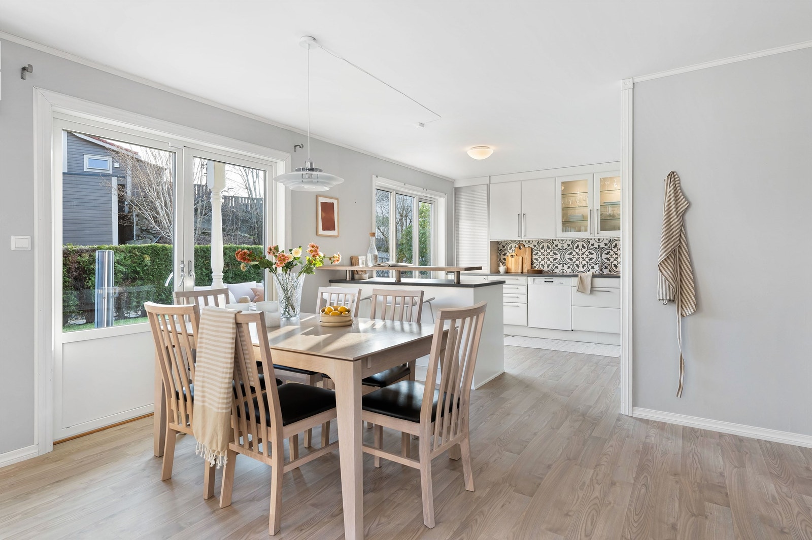 Her er det plass til storfamilien rundt middagsbordet. Utgang til hagen og terrassedekke. Galleribilde