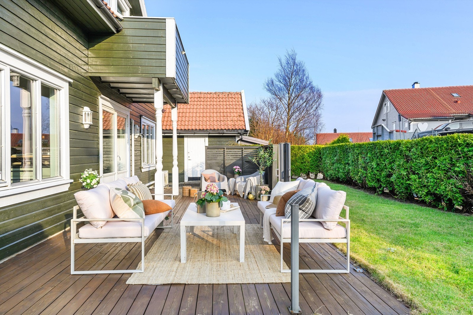 Terrassedekke på 30 kvm. Her kan de voksne sitte behagelig mens barna leker trygt i hagen. Galleribilde