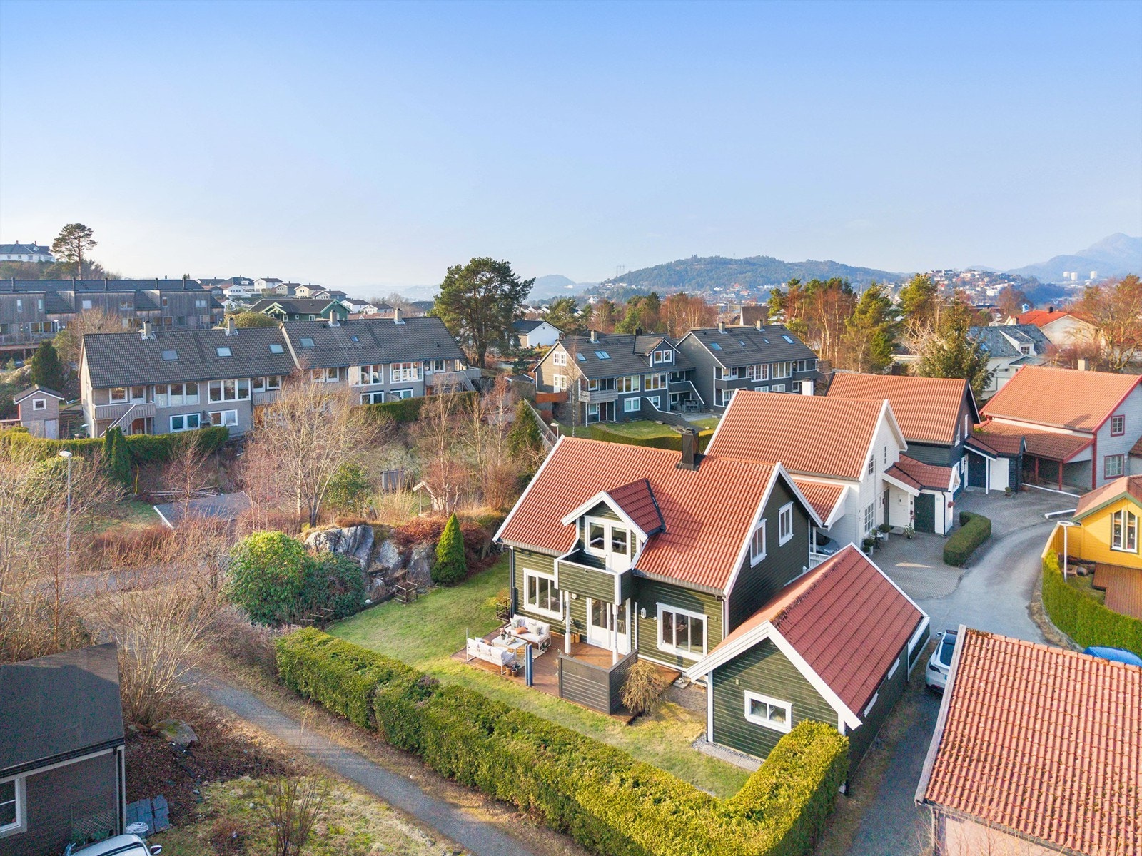Boligen ligger i enden av blindvei i et trygt og godt nabolag. Galleribilde