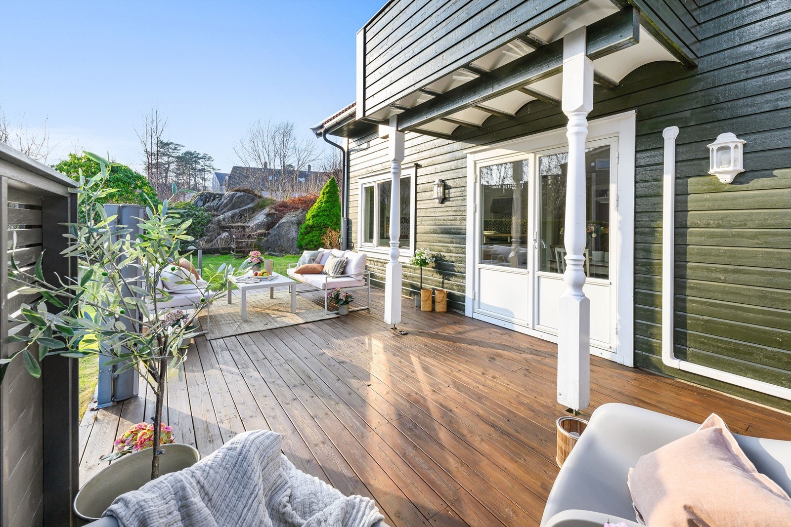 Uteplassen er magisk om sommeren. Galleribilde