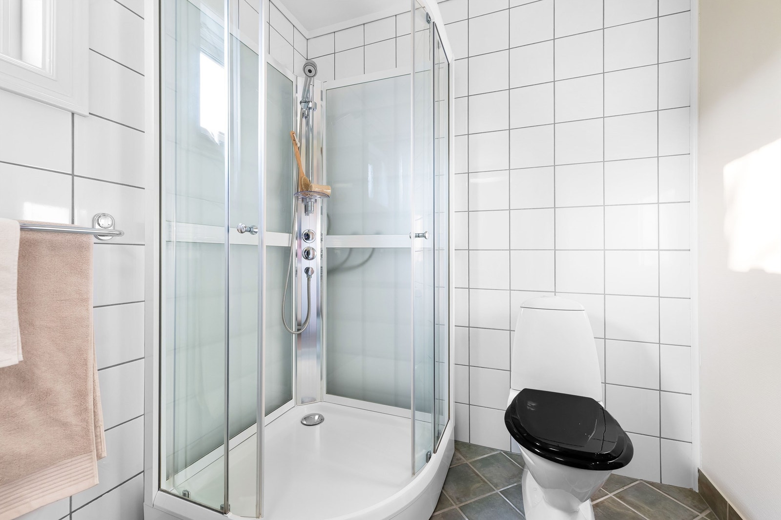 Dusjkabinett med dusjarmatur. Galleribilde