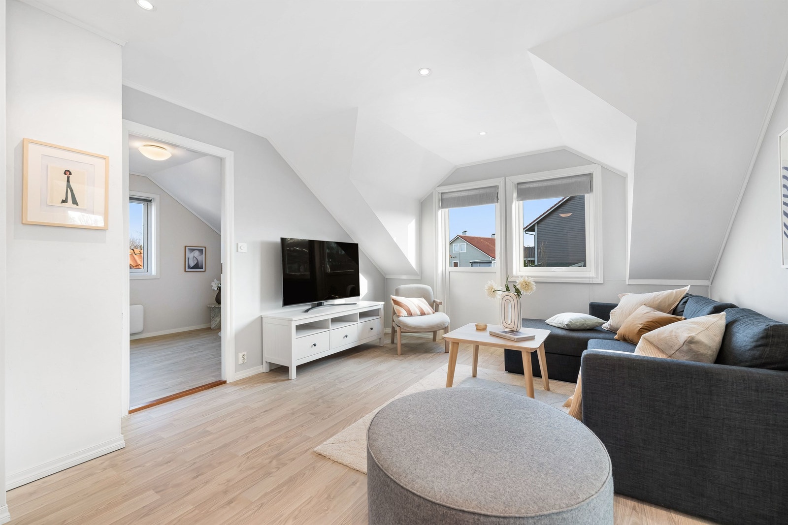 2. etasje består av loftstue, 4 soverom, baderom og balkong. Galleribilde