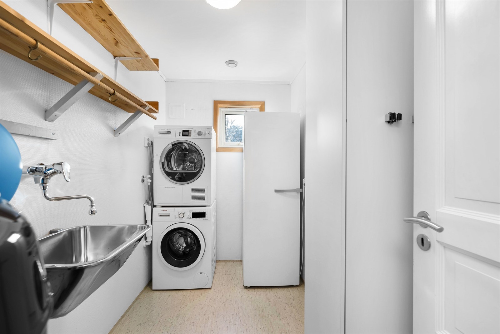 Boligen har eget vaskerom med god plass og utslagsvask. Galleribilde