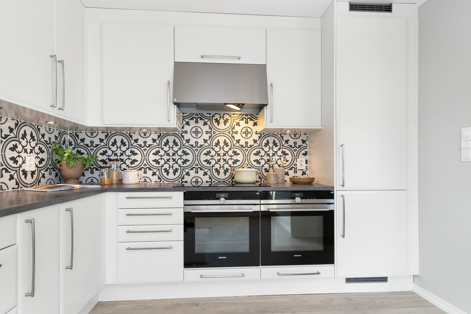 Den ene ovnen er kombi ovn/micro. Galleribilde