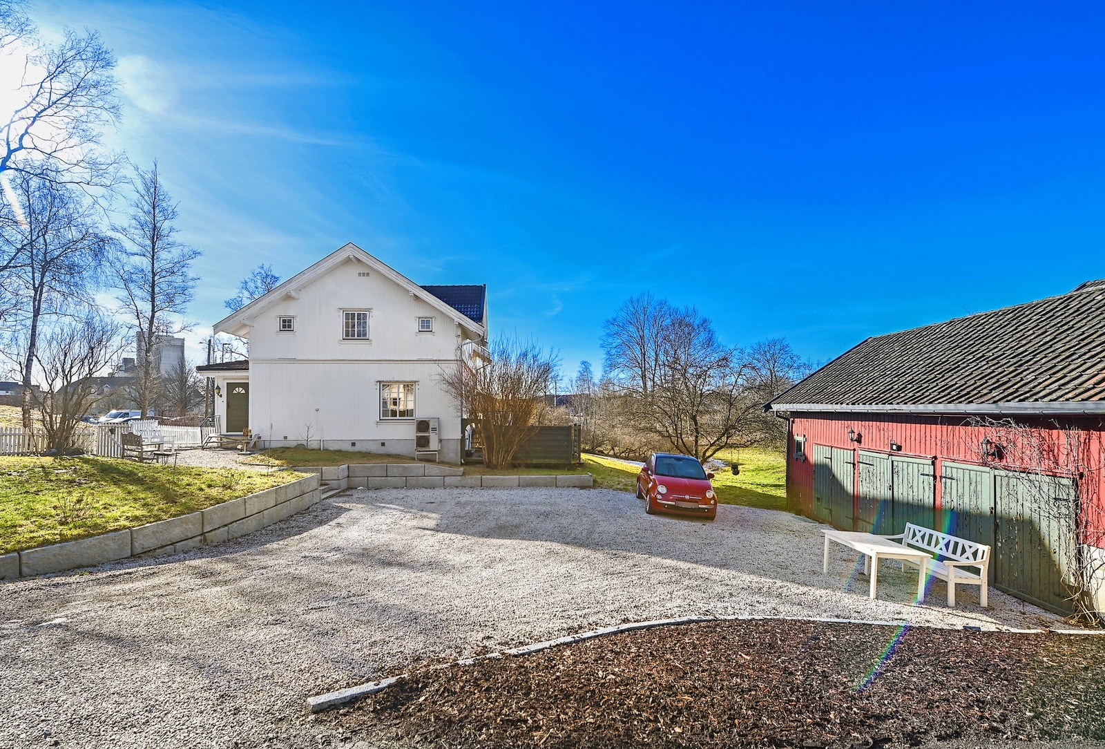 Alleen 7 har en frodig og pent opparbeidet tomt på ca. 995 kvm. Tomten fremstår som relativt flat og er godt tilrettelagt for både opphold og praktisk bruk. Galleribilde