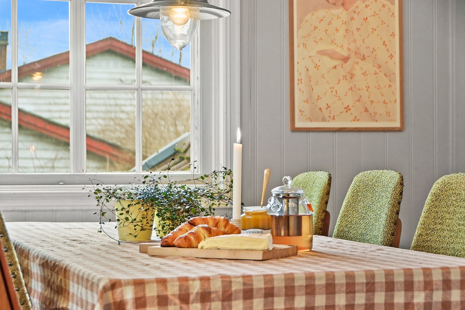 Lyst rom med store vinduer, grå vegger og en hengende lampe. Galleribilde