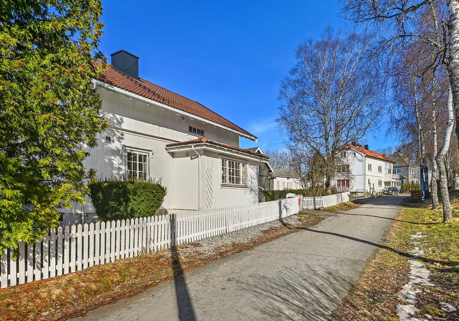 Her bor du med kort gangavstand til sentrum med togstasjon, butikker, vinmonopol, kafeer som populære Fru Blom og øvrige servicetilbud. Galleribilde