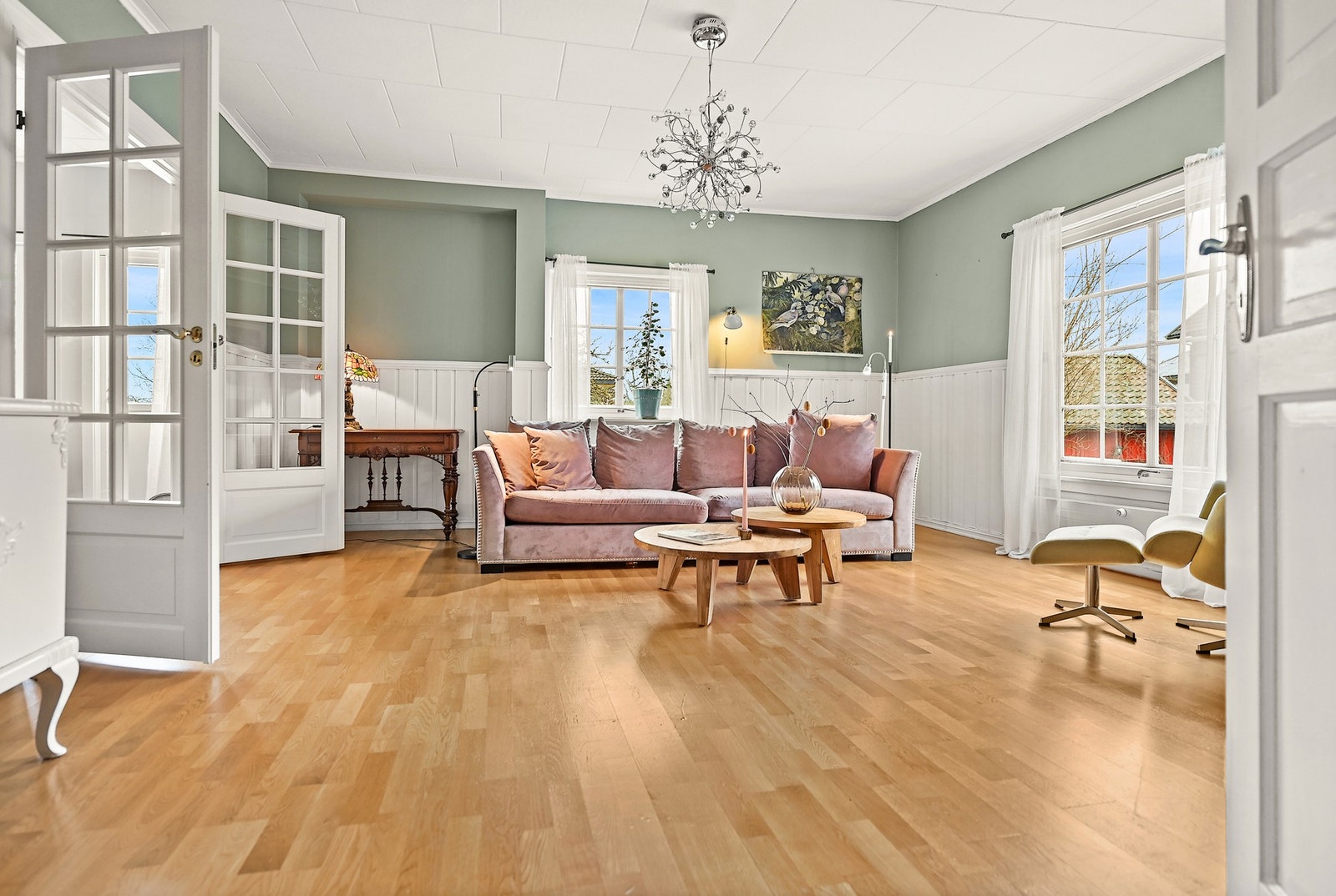 Rommet har lyse vegger, store vinduer og laminatgulv. Galleribilde