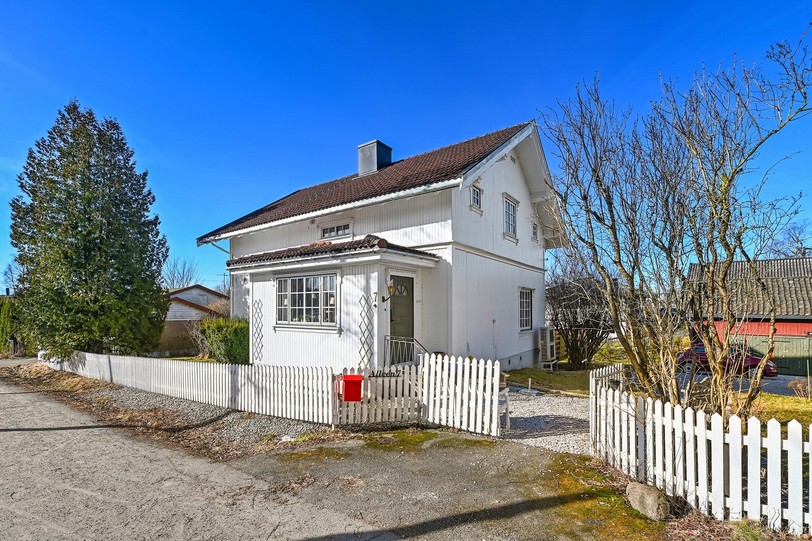 Velkommen til Alleen 7 - en sjarmerende og innholdsrik enebolig fra 1918 hvor det historiske preget er godt bevart samtidig som boligen er oppgradert med moderne løsninger. Galleribilde