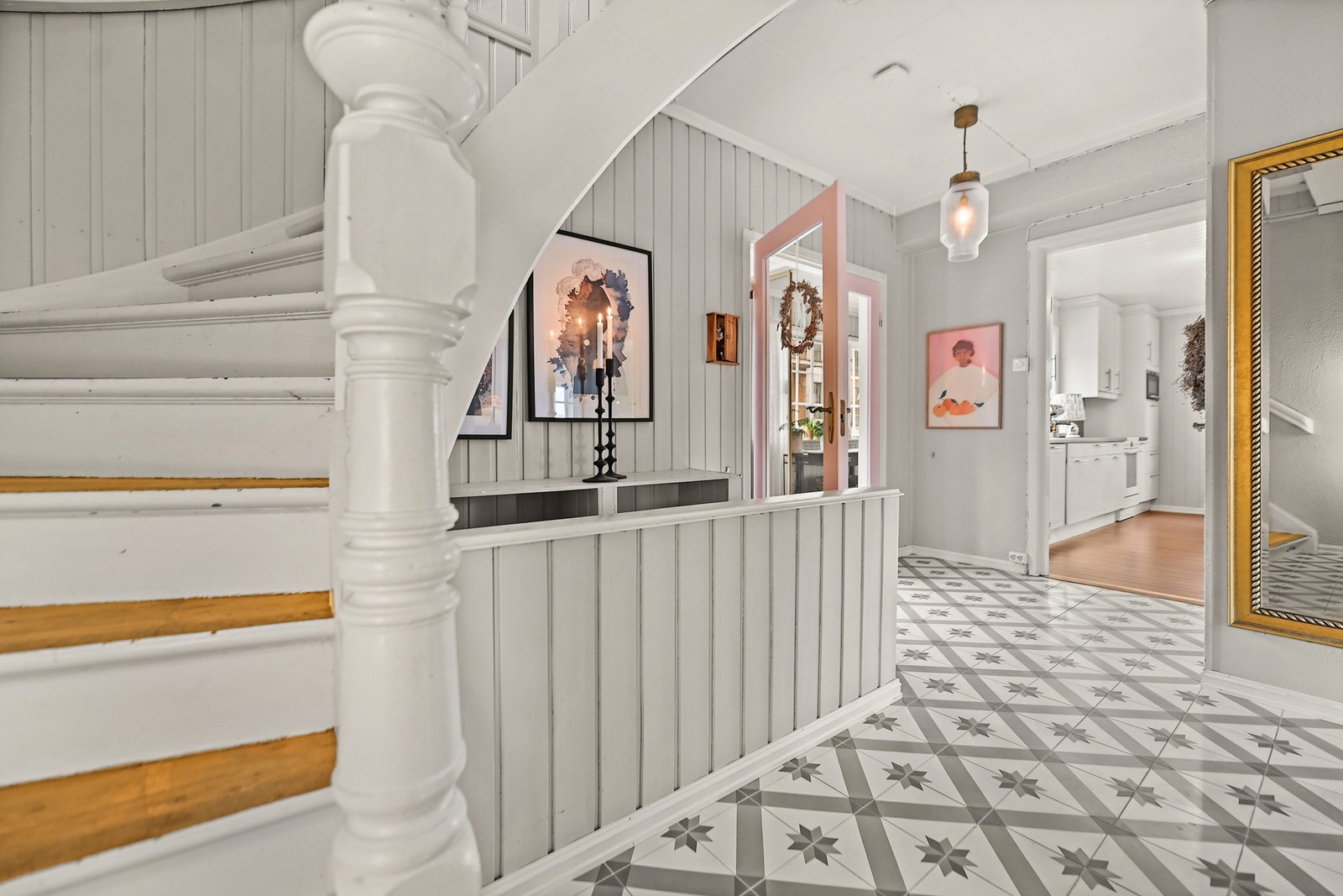 Lyst og innbydende gangområde med detaljer som gir karakter og sjarm. Galleribilde