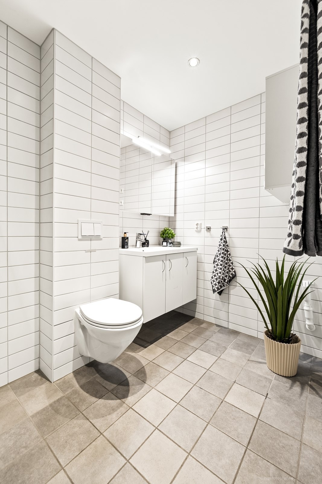 Badet har gulvvarme for økt komfort og et vegghengt toalett for enkelt renhold. Galleribilde