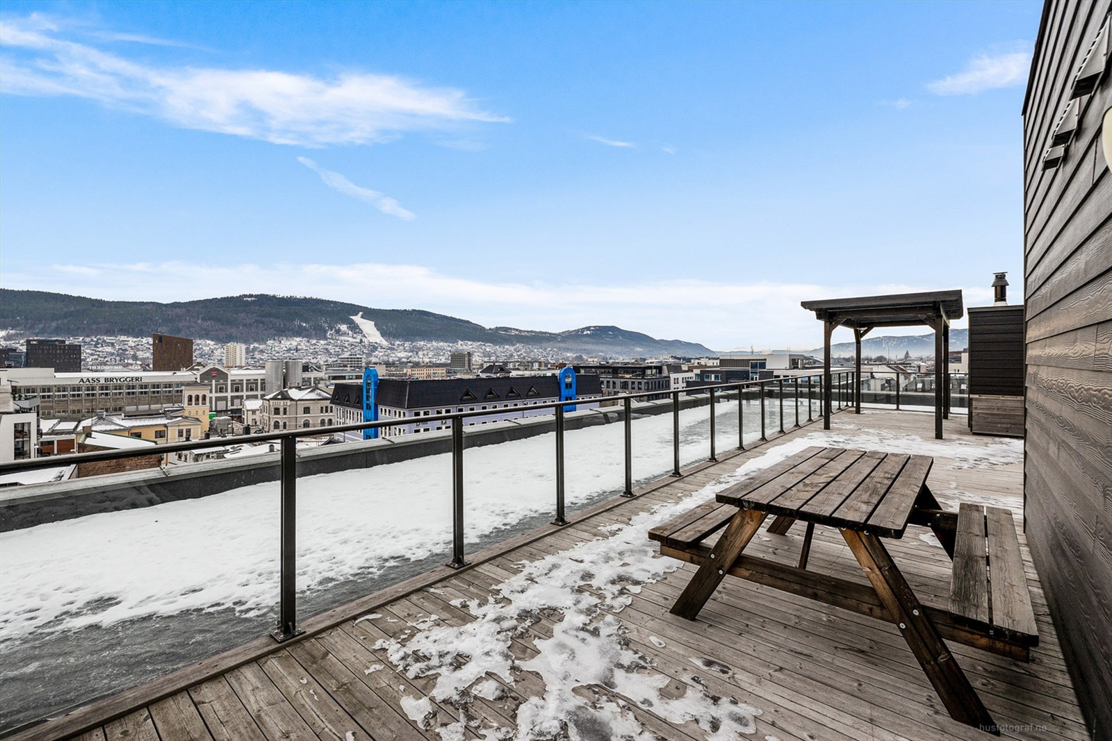 Sameiet har en stor og flott felles takterrasse med flere sitteplasser. Galleribilde