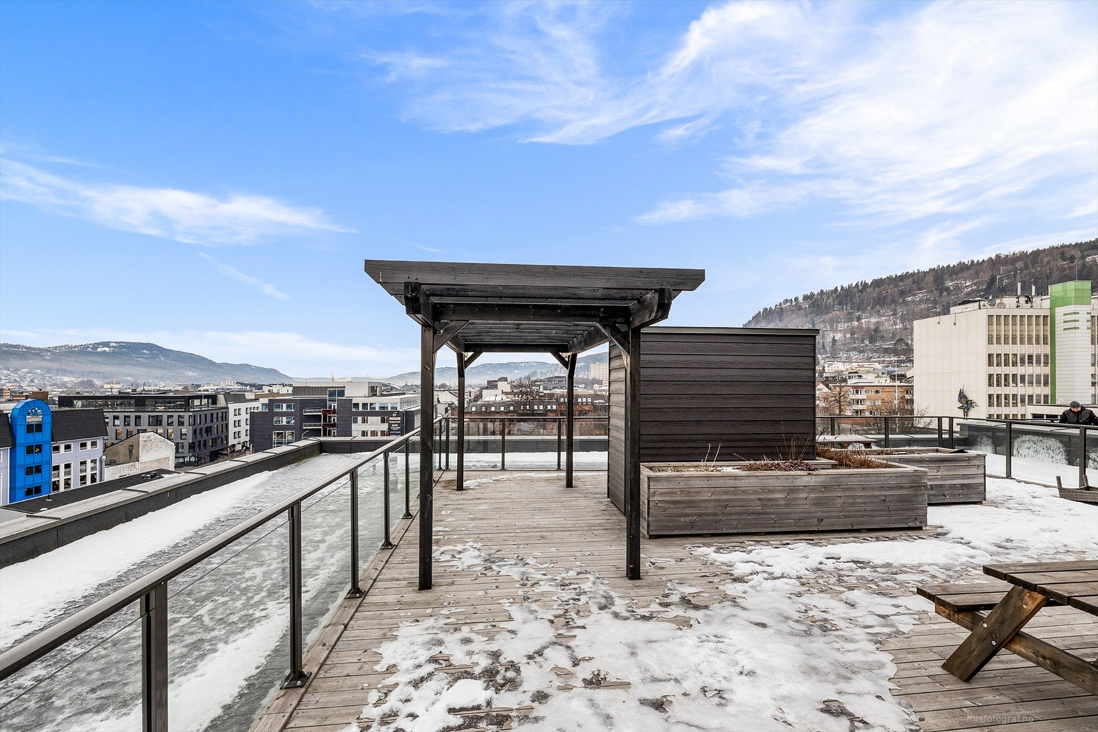Fra takterrassen er det gode solforhold og vid utsikt over byen samt åsene rundt. Galleribilde