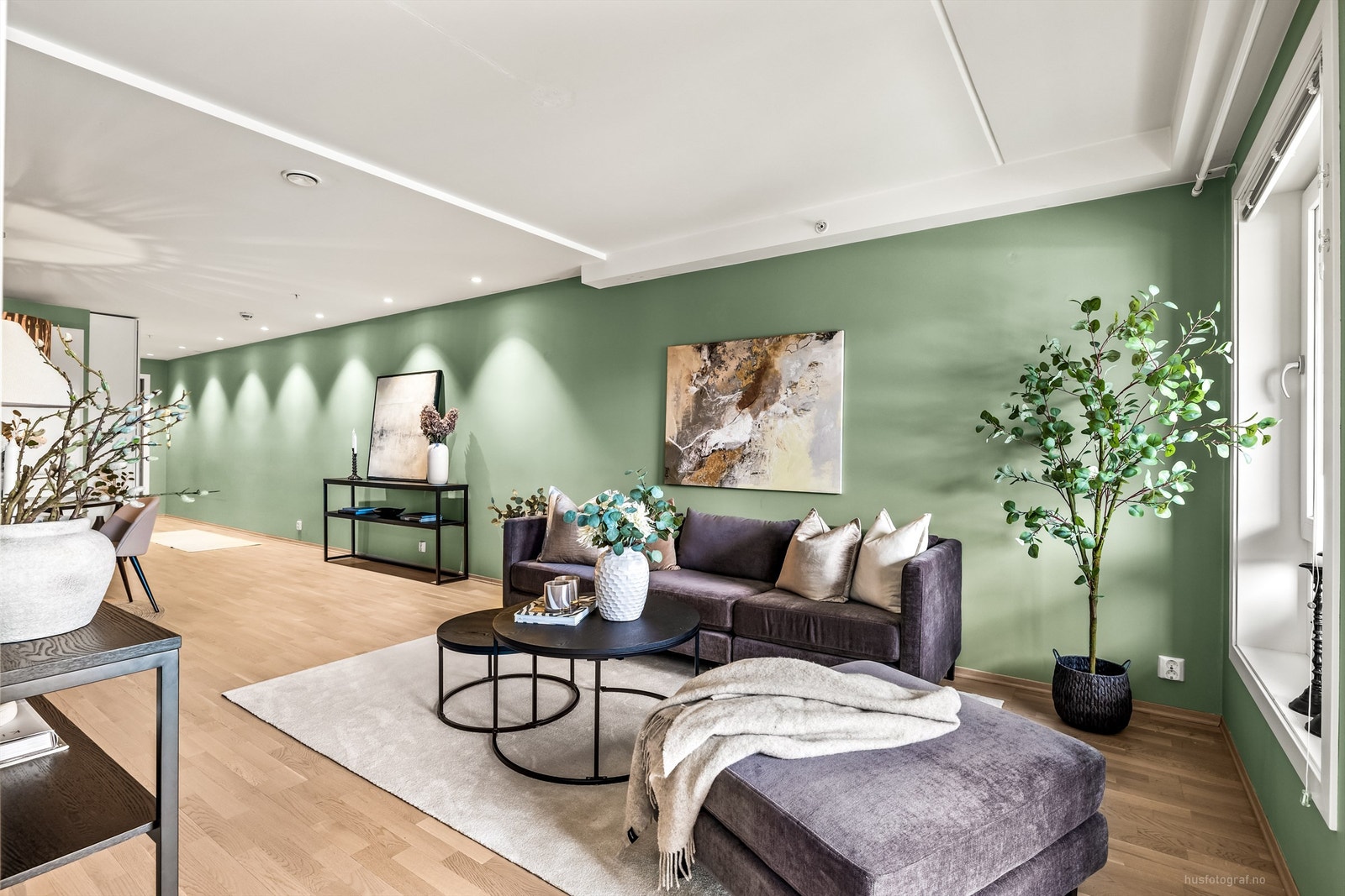 Gjennomgående parkett på gulv og malte veggflater gir et helhetlig inntrykk. Galleribilde