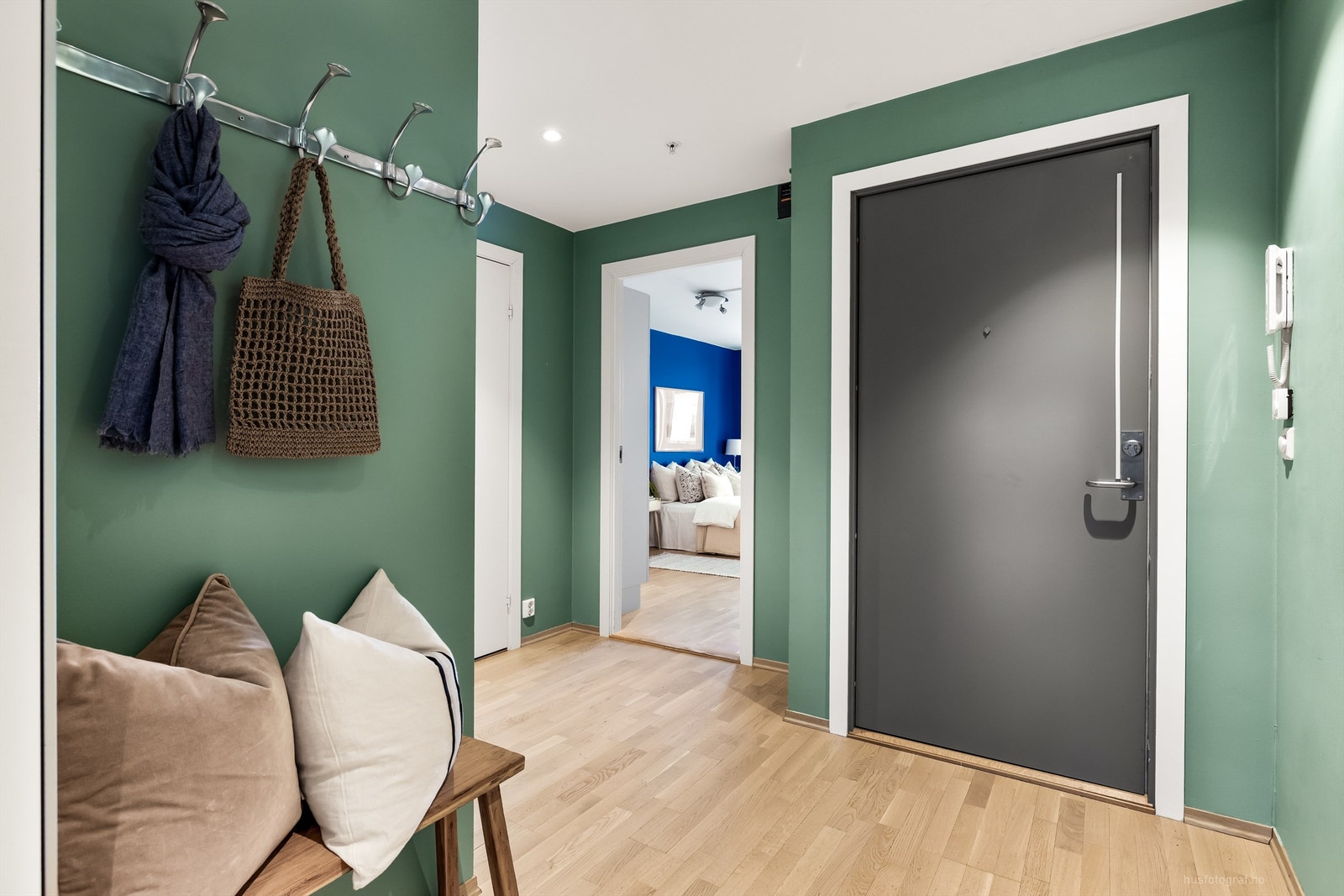 Entré med dørcallinganlegg som har åpnerfunksjon og skyvedørsgarderobe. Galleribilde