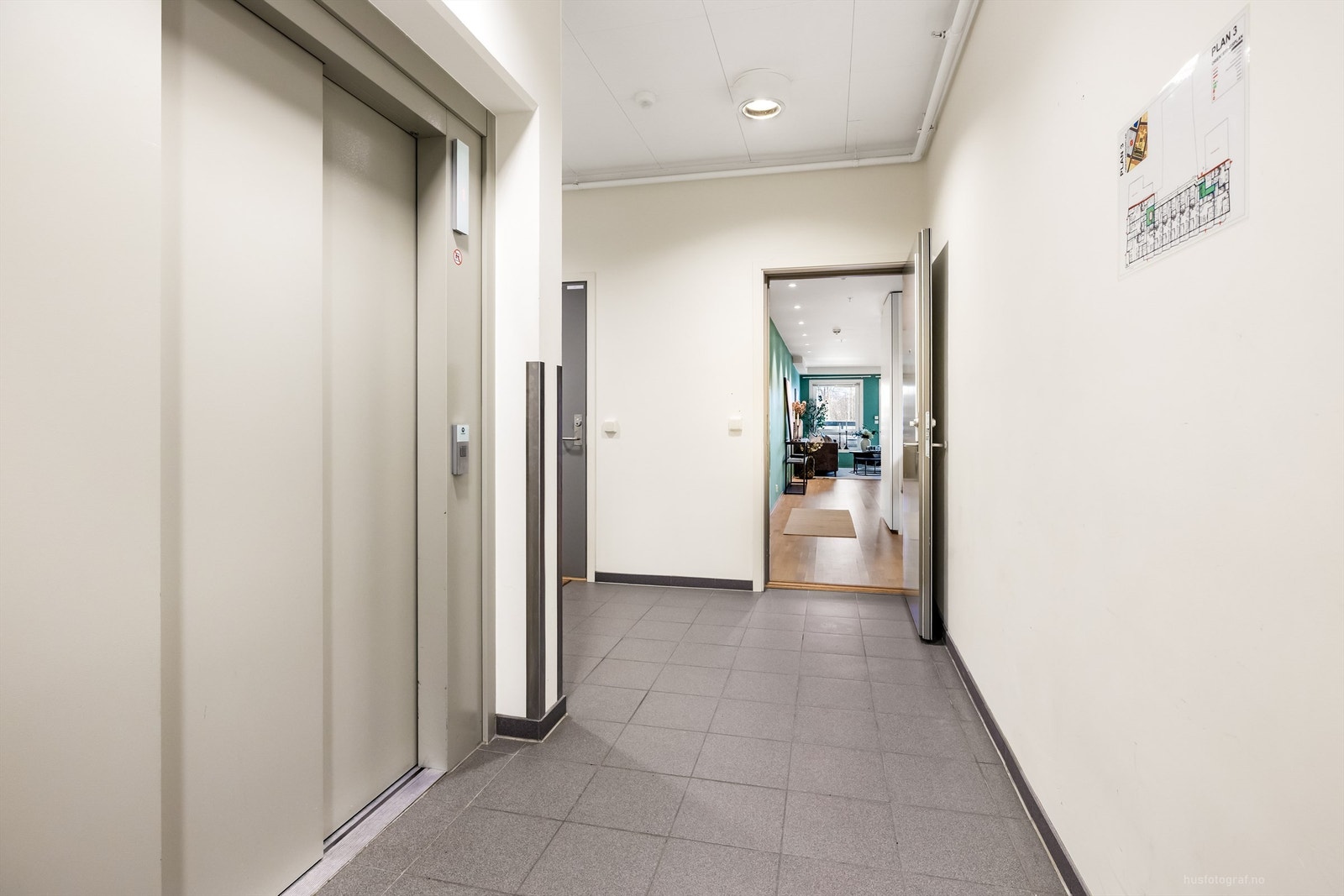 Leiligheten ligger i 3. etasje med enkel adkomst via heis fra inngangsparti og garasje. Galleribilde