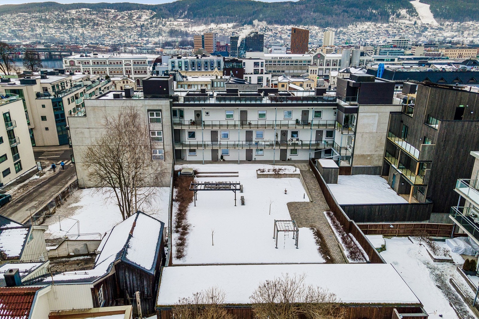 Skjermet og flott atriumhave med flere sittegrupper samt lekeplass. Galleribilde