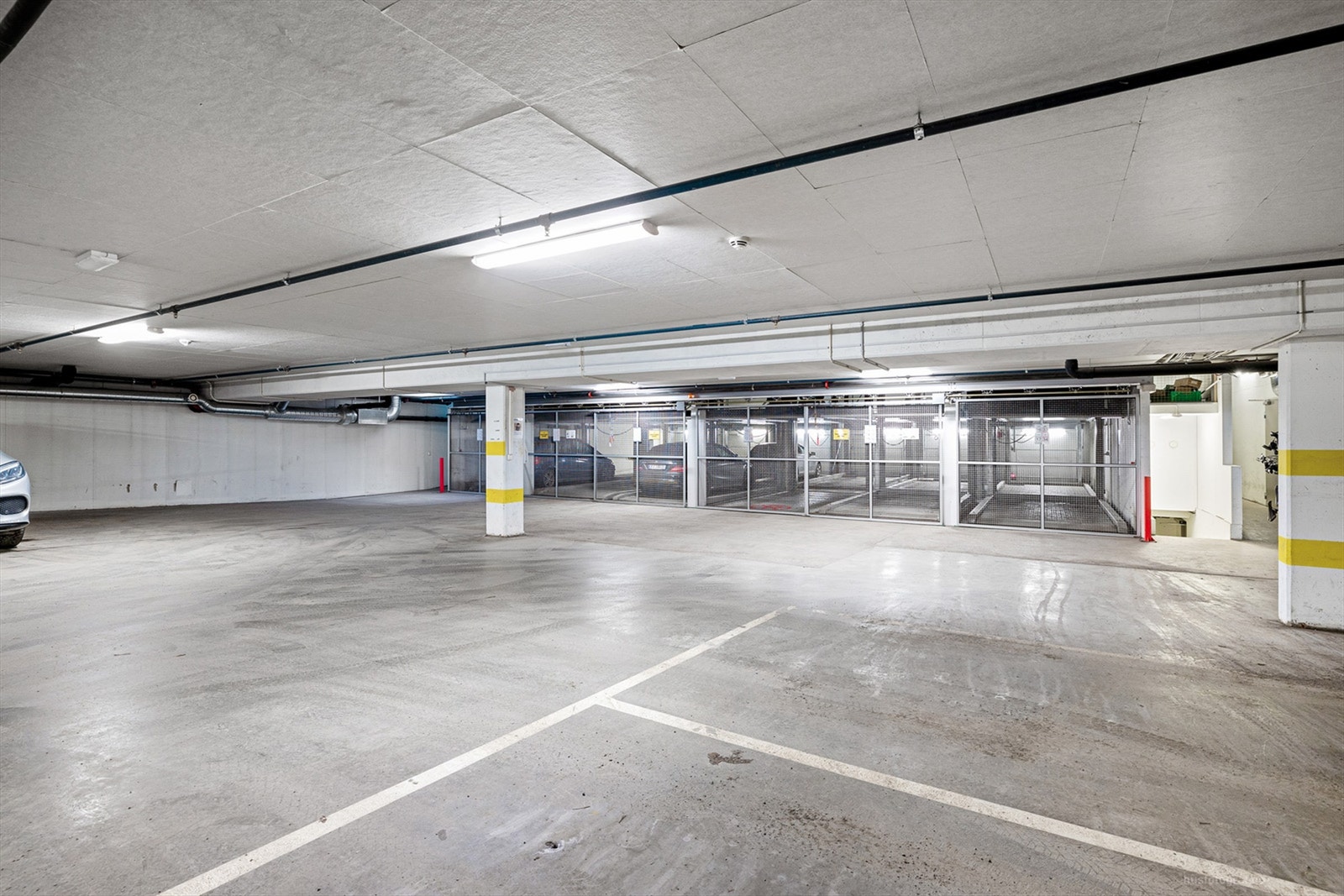 Leiligheten har midlertidig enerett (01.01.2048) på en parkeringsplass i felles helautomatisk garasjeanlegg. Galleribilde