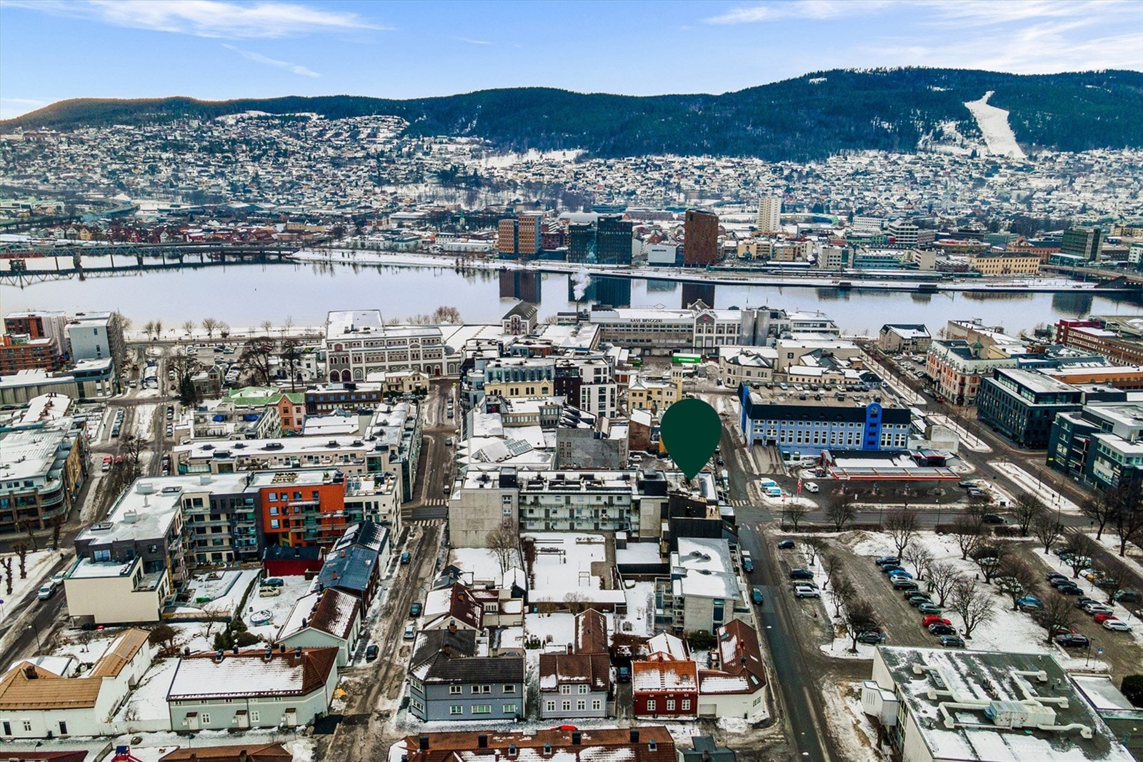 Drammen stasjon er innen gangavstand, noe som gir enkel tilgang til togforbindelser. Galleribilde