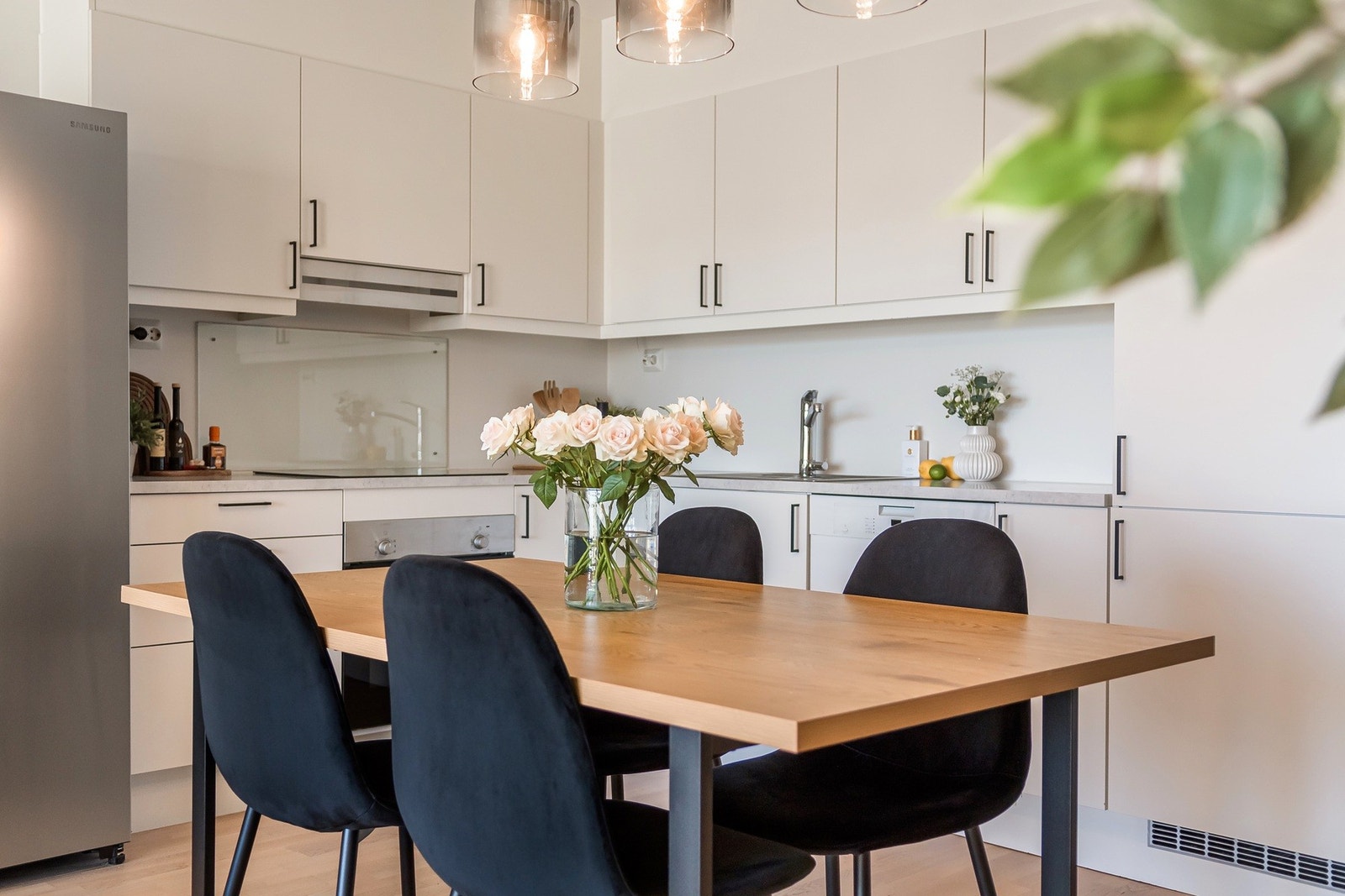 God plass til spisebord for hyggelige sammenkomster. Galleribilde