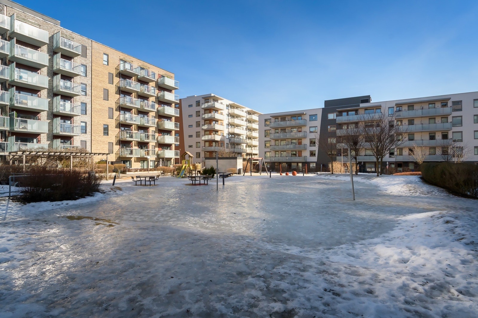 Fasade og felles gårdsrom. Galleribilde