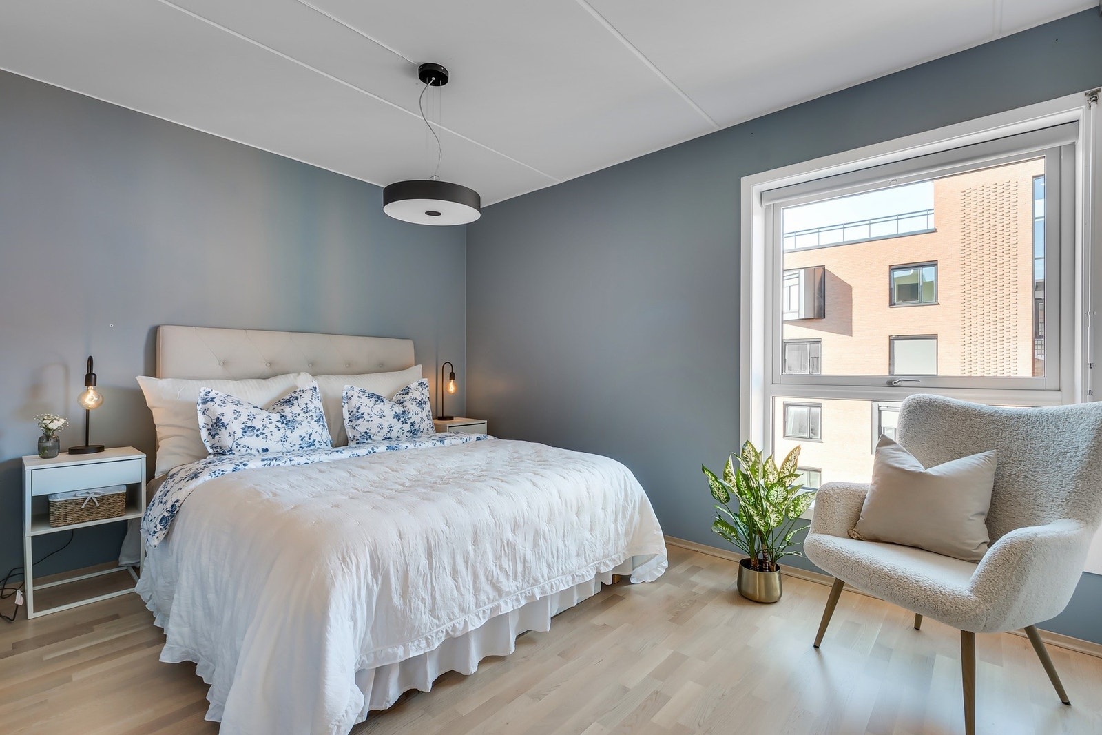 Romslig hovedsoverom med god plass til dobbeltseng og nattbord. Galleribilde