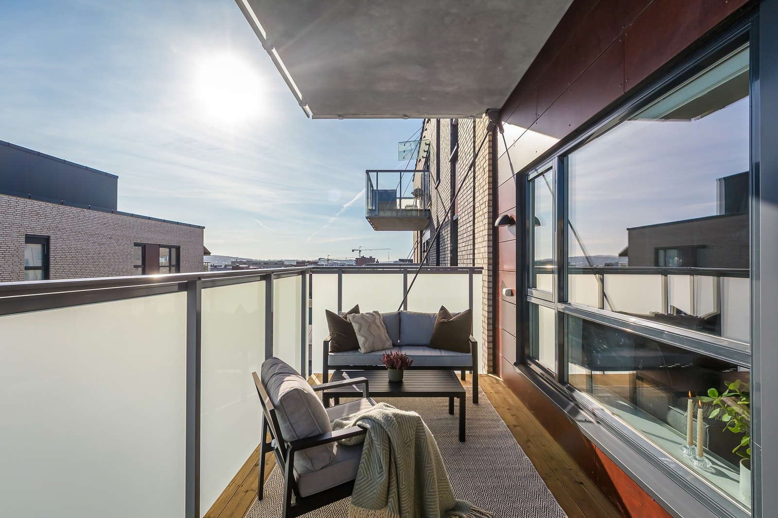 Her får du en lys og luftig 3-roms selveierleilighet, høyt og fritt beliggende i byggets 6. etasje med enkel heisadkomst. Galleribilde