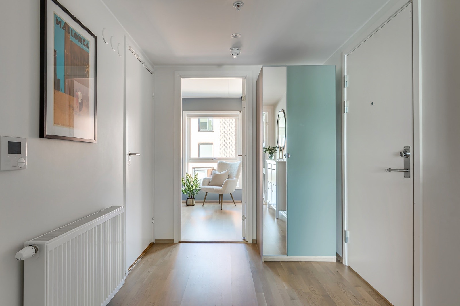 Lys og innbydende entré som gir et godt førsteinntrykk. Her er det god plass til oppheng av ytterklær og sko, samt rom for skoskap eller kommode. Galleribilde