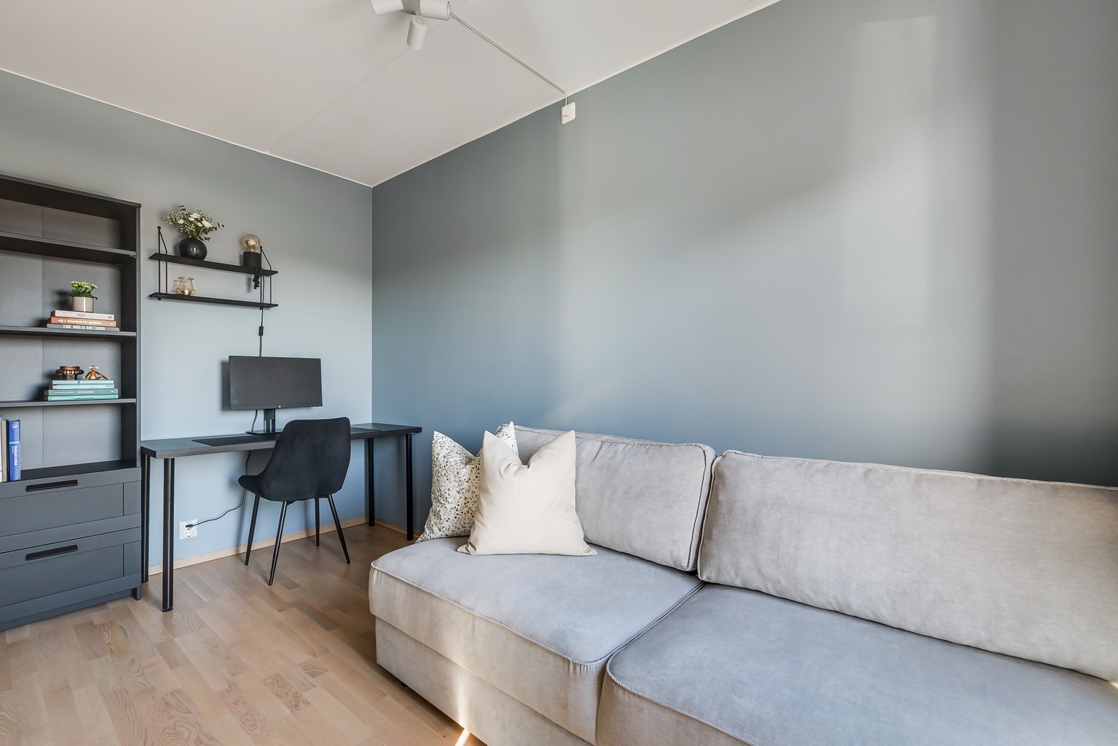 Rommet har plass til seng, nattbord, kommode / garderobeskap. Galleribilde